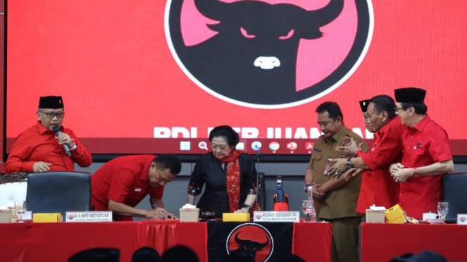 Ketum DPP PDIP Megawati Soekarnoputri saat terima dana parpol dari pemerintah.